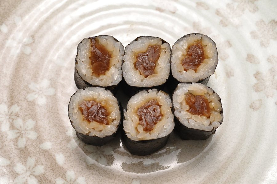 Six maki de courge séchée mijotée, posés sur une assiette blanche