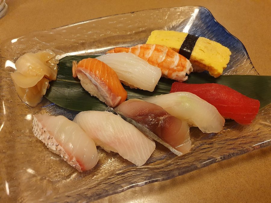 Une assiette de nigiri variés : poisson blanc, saumon, thon, crevette et omelette